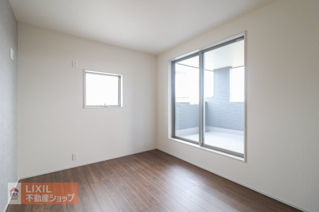 【寝室】現地完成写真。明るい採光の入る主寝室です。
