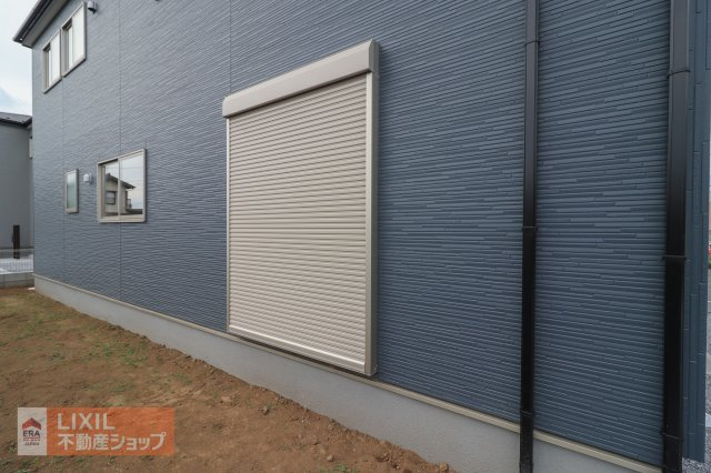 【防犯設備】現地完成写真。1階リビングには雨風の強い日にも役立つ防犯シャッターがついています。