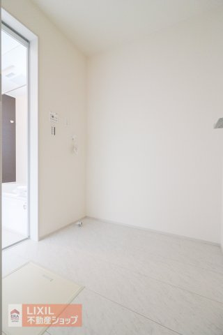 【脱衣所】現地完成写真。洗面脱衣所はゆったりとしたスペースで使いやすいです。
