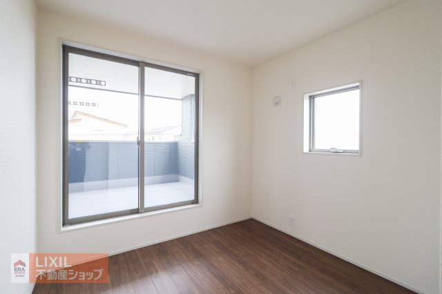 【洋室】現地完成写真。陽当たりや通風が心地よい洋室♪