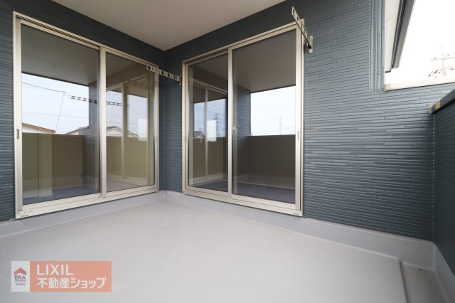 【バルコニー】現地完成写真。広々バルコニーでお布団や洗濯物がたくさん干せます♪