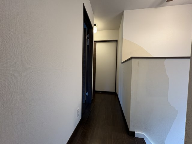 各居室へスムーズにアクセスできる2階ホールです。明るく開放感のある空間で階段部分のアクセントクロスが住まいにデザイン性をプラス。手すりも設置されており小さなお子様からご年配の方まで安心して移動できます