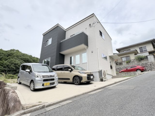 ゆとりある駐車スペースを確保しており、並列で複数台の駐車が可能です。前面道路との高低差が少なく、車の出し入れもスムーズ。来客用スペースとしても活用できるため、ご家族で複数台所有される方にもおすすめです