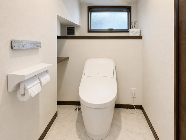 窓付きで明るく換気しやすい1階トイレです。タンクレストイレを採用しており空間がすっきりとした印象。カウンター収納も設けられているためトイレットペーパーや掃除用品を整理しやすく清潔感を保ちやすい設計です