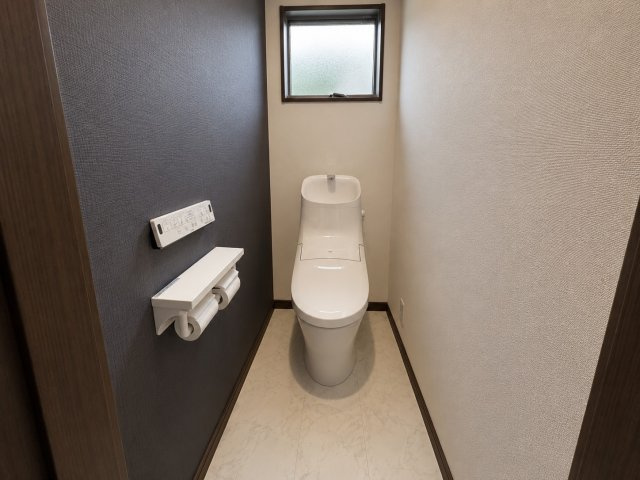 2階にもトイレを設置している為朝の忙しい時間帯や夜間の利用にも便利です。落ち着いたアクセントクロスが空間を引き締め上質な雰囲気を演出。各階にトイレがある事で家族の多いご家庭でも快適にお使いいただけます