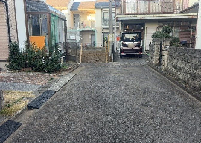 土地購入を検討されている場合、境界杭がない状態で購入してしまうと境界確定測量をする必要があり、費用がかかります。購入の前に、売主、隣土地所有者立ち合いのもと境界を確定し境界杭を設置するのがベストです。