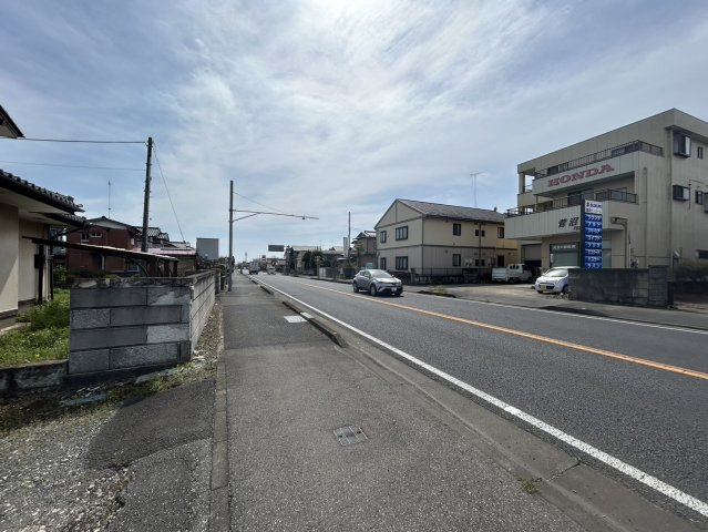 前面道路。新4号線や宇都宮、小山へのアクセスが良い立地です。