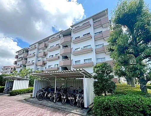屋根付き駐輪場もあり雨風による劣化から守ります。