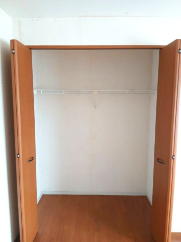 【収納／現地完成写真】奥行のあるクローゼットが居室についています。収納ラックなどを置くのもいいです。