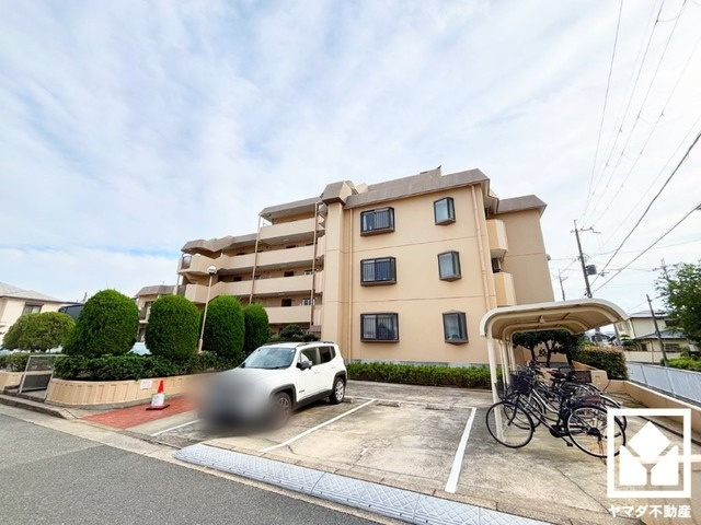 玄関はお出かけの前のチェックにも便利な鏡付きです。