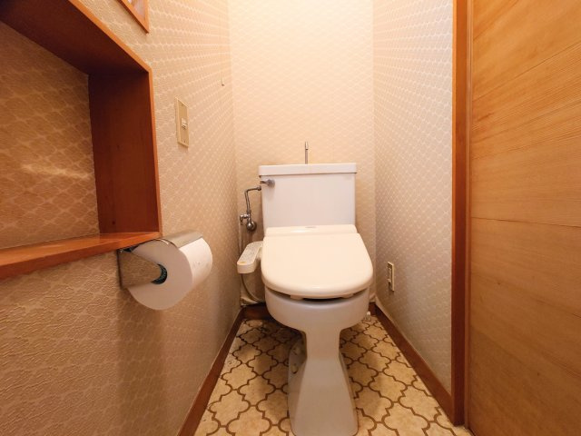 清潔感のあるシンプルなトイレ空間。