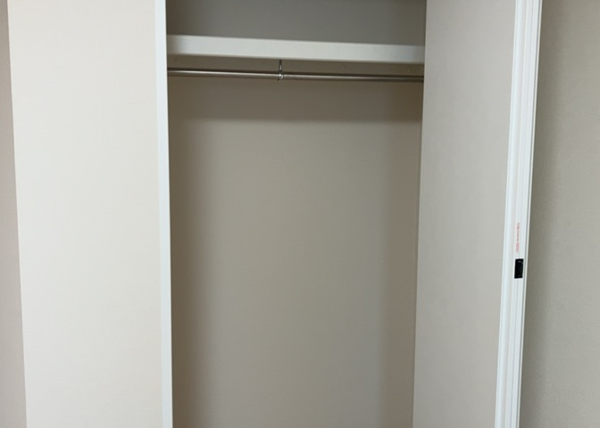 デザイン性を重視しすぎて収納が少なかった！なんてことにならないため、事前に現地で収納の数を確認しておくことをお勧めします。クローゼット以外にも床下収納や屋根裏収納、パントリーなどもチェックしましょう。