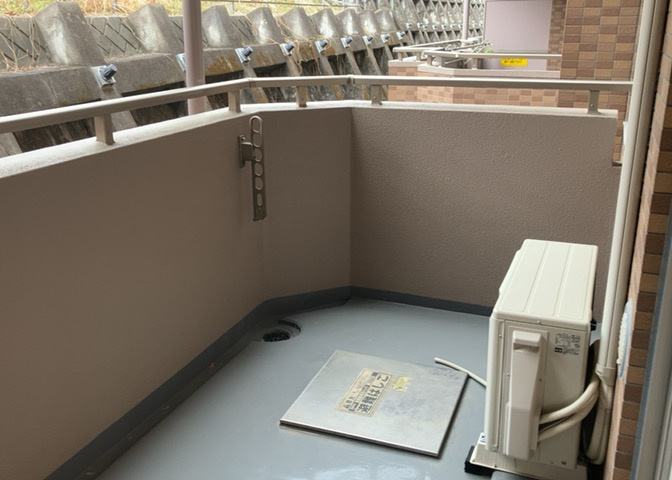 バルコニーは、室外の専用スペースのうち、「屋根がなく開放された空間」であるものを指します。ベランダより広いタイプのものが多く、日当たりもよいため家庭菜園などを楽しみたい人にとって適した環境となります。