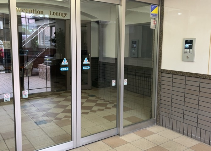 マンションのエントランスには、もともと風よけや防犯の役割がありますが、マンションによって宅配ボックスなどの設備が備わっている所もあります。日々の生活をイメージしながら生活しやすさをチェックしましょう。