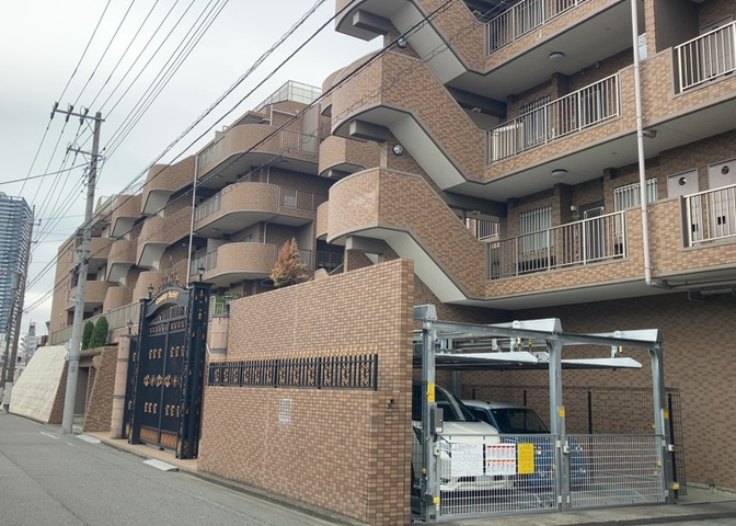 外観はマンション管理がされているかの目安になります。築年数が古いと、壁面は劣化してひび割れが生じることも！建物が古びていても細かいところが修繕されていると、きちんと管理されているなぁと感じるでしょう。