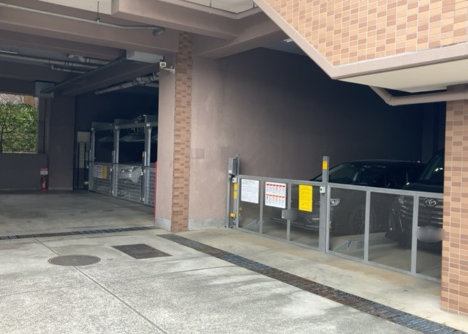 車一台あたりに必要なスペースは、標準サイズの普通自動車で横幅2m50cm、長さ5mは必要になります。ただし、乗降のことも考慮して横幅3m30cm、長さ5m50cmほどは確保できるところを選びましょう。
