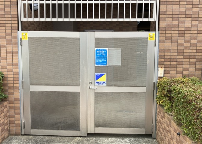マンションの駐輪場は、事前に空きがあるか確認を取ると安心です。せっかく入居したのに駐輪スペースがない！なんてことになったら大変ですよね。そこで、内見時や購入前にはまず事前に確認しておくと良いでしょう。