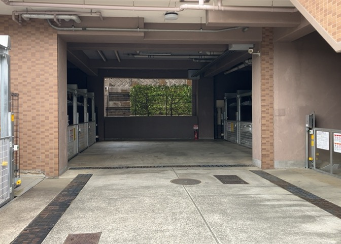 駐車場と明記されていても、最小スペースでつくられた駐車場だと大型車は駐車できなかったり、出入りしにくくなったりする可能性があります。お車のサイズと購入したい物件の駐車場のサイズを現地で確認しましょう。