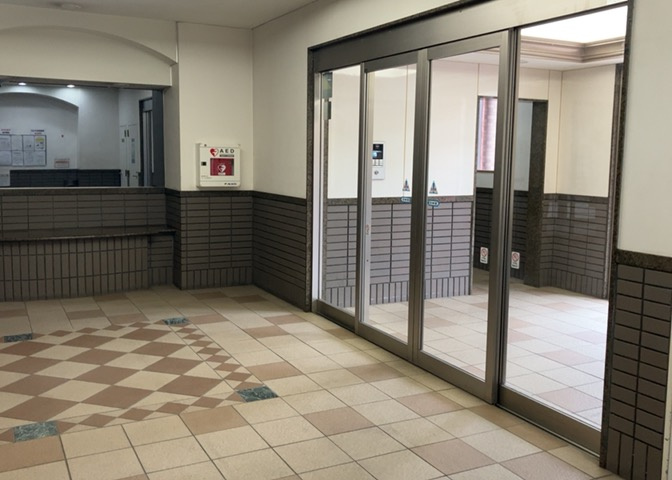 ロビーというと、エントランスと何がちがうの？と思いますよね。実はロビーとエントランスには明確な決まりはありません。物件によっては、エントランスを入って広がるある程度の広さのある空間がロビーとなります。