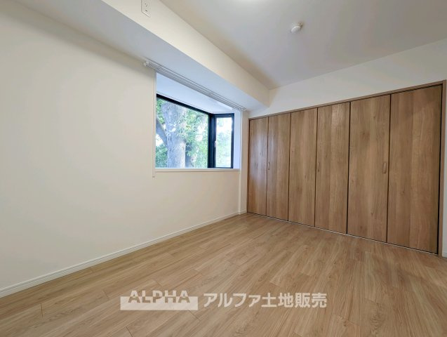 落ち着いた色調の洋室です