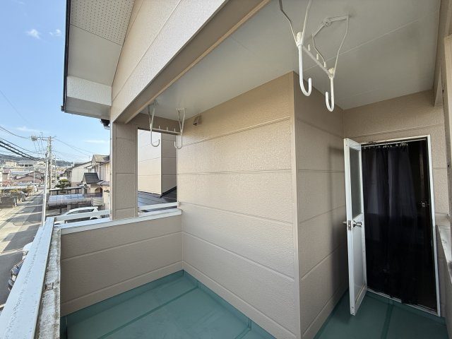 道路側にもバルコニーがあります。