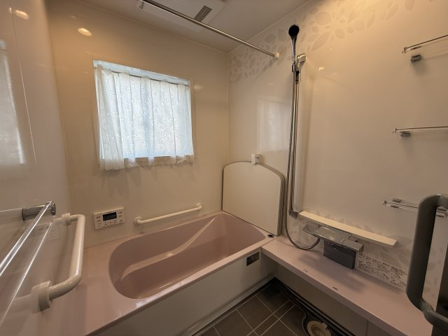 【お風呂】壁パネルほホーロー仕様で、汚れが流れやすいです(^^♪1坪タイプでゆったり♪