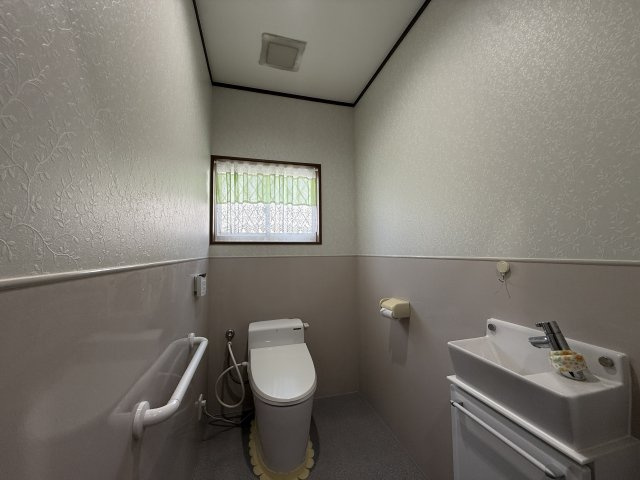 【トイレ】汚れがたまりにくいフチなし形状♪壁はホーロークリーンパネルで清潔な空間を♪