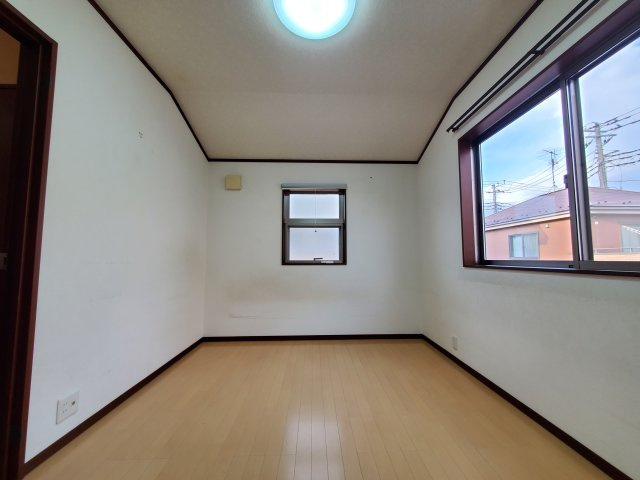 二面採光で明るい洋室です