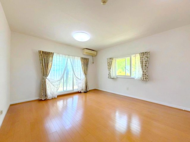 ※本画像は居住者様の家具をCGで消した画像であり、現況と異なる場合がございます　南側と西側からの採光を取り込める明るいリビング！風通しも良好です！