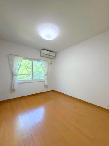 1階洋室　※本画像は居住者様の家具をCGで消した画像であり、現況と異なる場合がございます　家具の配置もしやすい形の整った居室です！