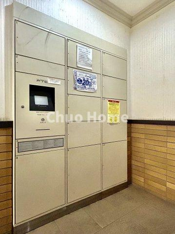 【宅配ボックス】在宅時・不在時に関わらず、居住者の代わりに非対面で宅配物を受け取ってくれる便利な設備です。わかりやすくご説明致しますので見学時にはお部屋だけではなく共用部分もぜひチェックしてください。