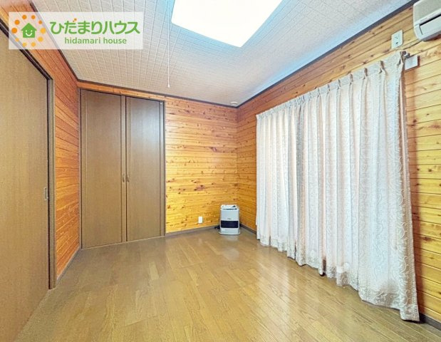 壁は木のぬくもりを感じるレイアウト！使用感がないくらい綺麗です！