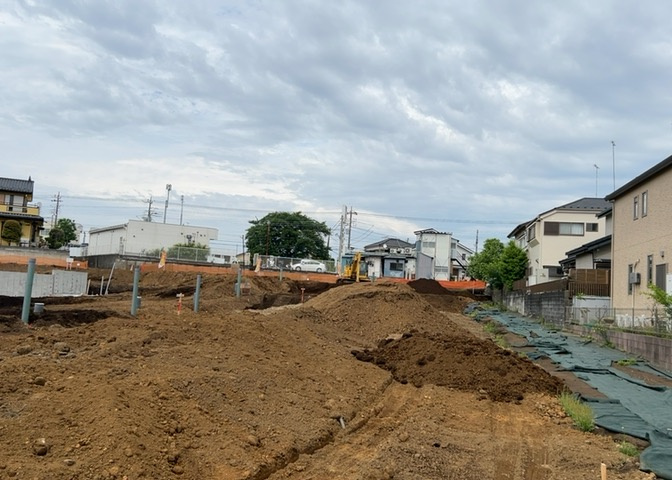 土地の面積＝住宅面積ではありません。建ぺい率の問題などで、土地のある場所によって住宅を建てられる面積は限られています。高さもしかり、「土地」という言葉の中には、建築条件も含まれると考えておきましょう。
