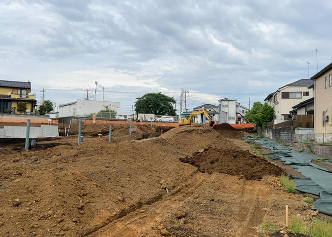 家を建てる場合、方位は要チェックです。現実的に日当たりのよい家ならばリビングは南側、建築基準法でも北側に当たる家への配慮は求められています。土地を見学に行く際は、方位磁針を持って行くようにしましょう。