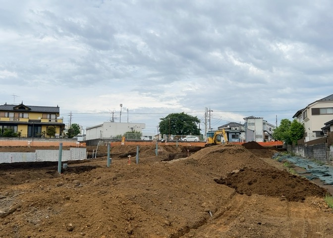 土地の前の道路に消火栓が設置されていることがあります。この場合、道路交通法第45条第1項により、駐車禁止の場所が指定されています。そのため、車庫などの駐車スペースをつくることができない場合があります。