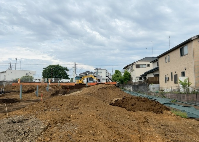 現地に行くなら、物件の周囲の地形がどうなっているかを見ることも大切です。周辺より低くなっている土地では、大雨などで水が集まりやすいため、地盤が弱くなっているということも考えられるため、注意が必要です。