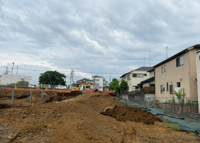 土地購入を検討されている場合、境界杭がない状態で購入してしまうと境界確定測量をする必要があり、費用がかかります。購入の前に、売主、隣土地所有者立ち合いのもと境界を確定し境界杭を設置するのがベストです。