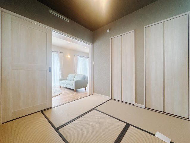 ■1階和室（2号棟）｜意外と場所をとるアイロンがけや、お洗濯物を畳むときにも広々と使うことができ、ちょっと一休みしたいとき、すぐに横になれるのも魅力です♪