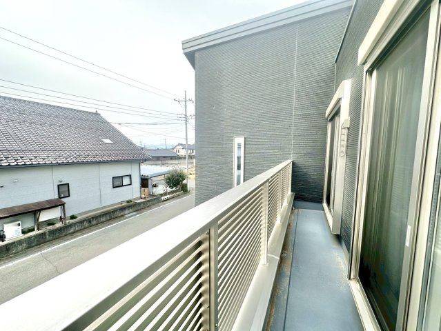 ■バルコニー（2号棟）｜あたたかな陽のひかりを浴びることのできるバルコニー。お洗濯物やお布団を干せば、家族みんなが気持ちよく暮らすことができます(*^^*)