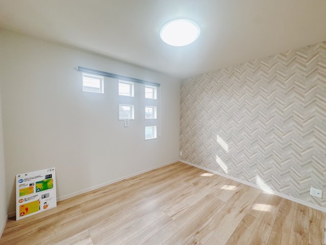 ■2階洋室（2号棟）｜お子様の一人部屋にピッタリな洋室。木のぬくもりを感じるフローリングは、天然木の味わいが時とともに深みを増していきます。また、傷にも強く、フリーワックスでお手入れもラクラクです♪
