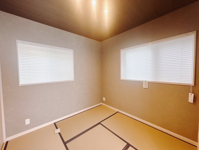 ■1階和室（2号棟）｜和室でしか味わえない畳ならではの香りや素材で和のやすらぎを感じてください♪休日はお子様とお昼寝するのにも最適です！