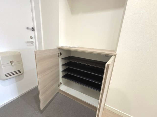 玄関収納は上下に1カ所ずつあります。下部収納の上には印鑑置きとして使うことができます。