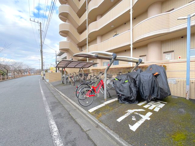 敷地内駐輪場とバイク置き場