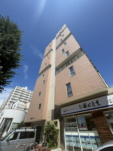 存在感のある地上15階建て総戸数85戸のマンションです