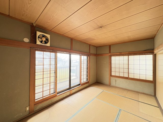 大きな窓からバルコニーへとつながる和室は、採光と通風の良い明るい空間です。畳敷きの落ち着いた雰囲気で、ご家族のくつろぎスペースや寝室としても利用しやすいお部屋。