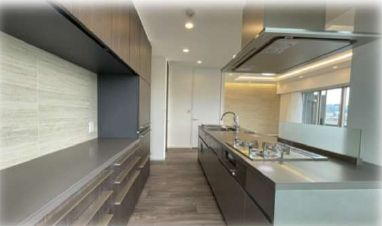 ワイドで収納豊富なシステムキッチン