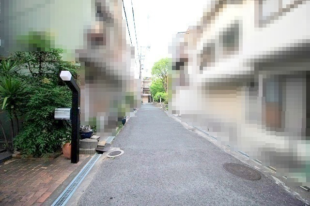道路側の敷地にゆとりがあるため、車庫の出し入れ楽々