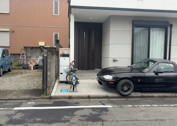 玄関は家の顔でもあり、家族以外の目にも止まる場所です。玄関は外との間を仕切る扉、靴などをしまっておく収納スペース、靴脱ぎのたたきスペース、来客とのやり取りをするドアホンなど複数のアイテムからなります。