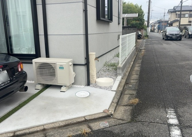 建物の基礎工事の方法は、主流となっているベタ基礎（防湿基礎）と布基礎の2種類に分類され、床下の通気性や耐久性などに違いがあります。建物の基礎部分の構造や付帯設備など詳細については現地でご確認ください。