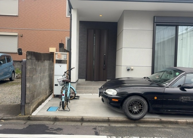 玄関ポーチにおいて最も重視すべきと言っても良いのが広さです。適切な広さの玄関ポーチでないと外見的なバランスは崩れてしまいますし、何より使いにくくなってしまいますので、現地で実際に下見をしてみましょう！